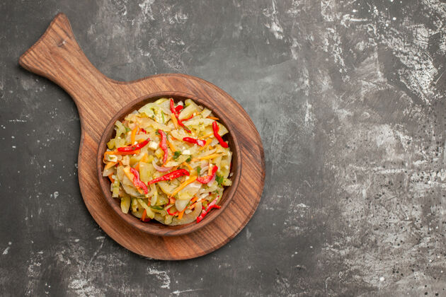烹饪顶部特写沙拉木板上的开胃蔬菜沙拉餐厅午餐盘子