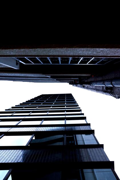 摩天大楼城市中两座大型摩天大楼的低角度拍摄反射夜晚美国