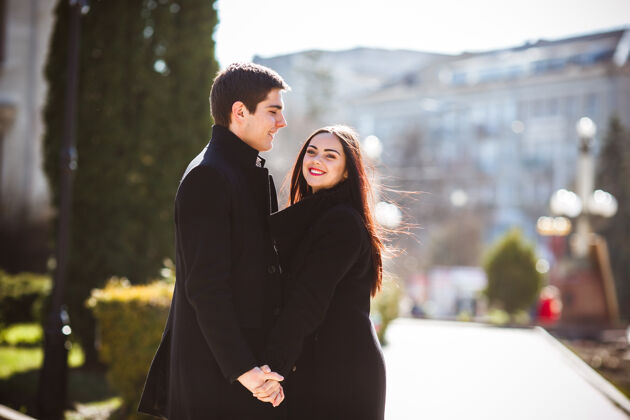 微笑美丽的年轻夫妇在城市公园相遇会议约会爱情