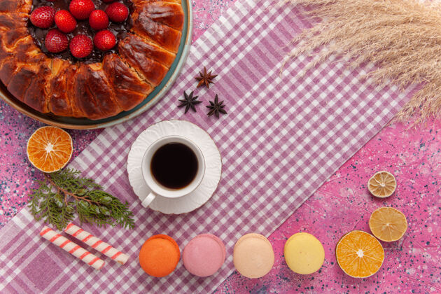 盘子俯瞰美味的草莓馅饼与麦卡龙和红茶茶圆形蛋糕