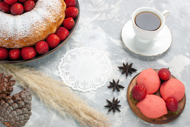 咖啡俯瞰美味的草莓派和茶浅白色派美味蛋糕