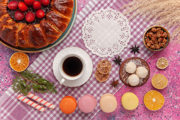 新鲜顶视图糖粉派草莓蛋糕上的粉红色健康美食烹饪