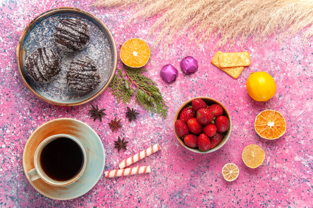 美味顶视图巧克力蛋糕与茶杯粉红色饮食传统丰富多彩