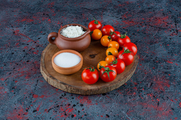 奶酪奶酪 盐和西红柿放在木板上 大理石背景上胡椒板番茄