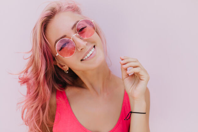 头发快乐的白种女人 粉红色的头发 摆出可爱的微笑女人肖像魅力