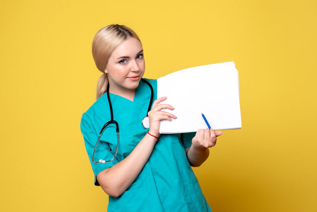 纸张前视图女医生拿着不同的文件 病毒大流行的医学科维德-19医院护士不同持有信息