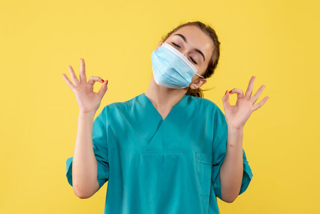 女医生正面图女医生穿着医用衬衫和口罩 健康大流行covid-19病毒颜色统一制服成人黄色