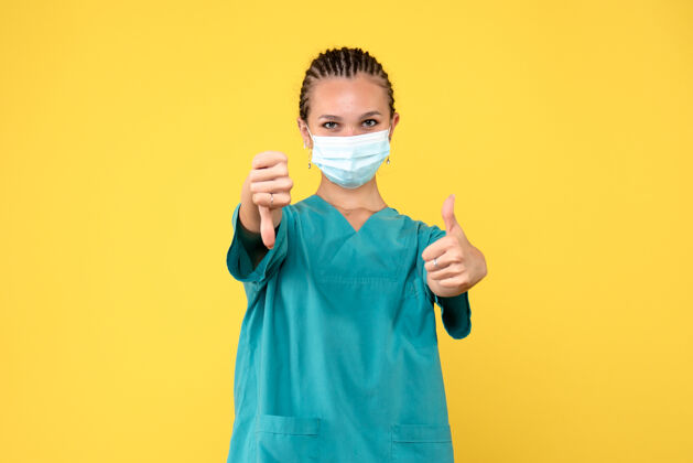 医生前视图穿着医用衬衫和面罩的女医生 大流行的医疗保健病毒covid-19医院护士病毒女性大流行医疗