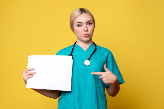 信息前视图女医生拿着不同的文件 大流行的健康医学病毒-19护士护士女性听诊器