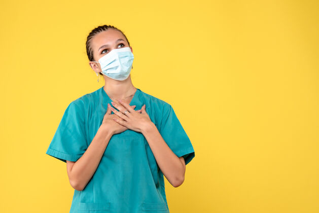 流行病正面图女医生穿着医用衬衫 戴着口罩 护士大流行病毒-19医院健康黄色成人医院