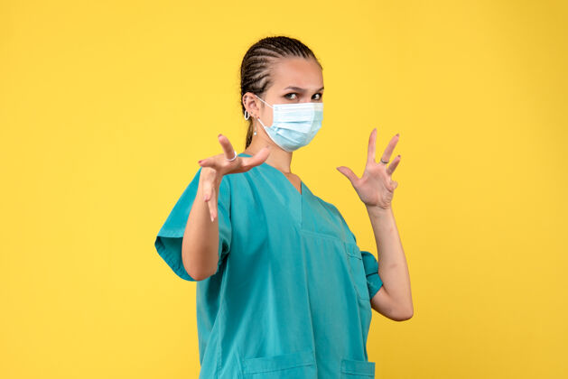 医疗正面图女医生穿着医用衬衫 戴着口罩 健康护士医院病毒柯维德-人物肖像女性