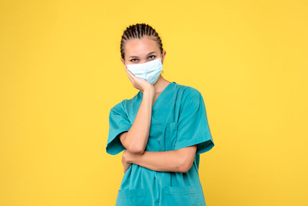 女性正面图女医生穿着医用衬衫 戴着口罩 健康护士医院病毒covid-19大流行面具健康人物
