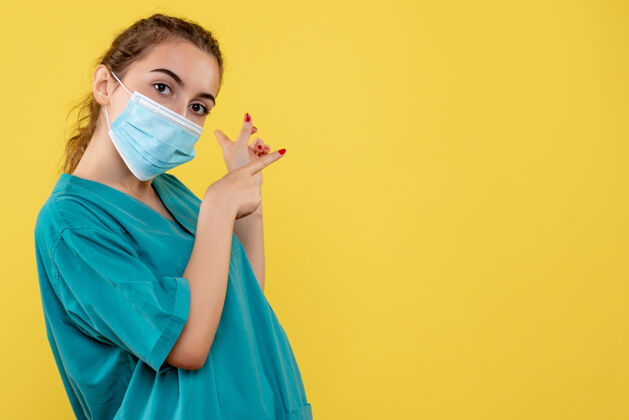医学前视图穿着医用衬衫和面罩的女医生 大流行covid-19制服冠状病毒健康成人女性女性