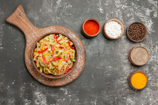 香料顶视图色拉色拉板上的碗五颜六色的香料碗胡椒饭菜