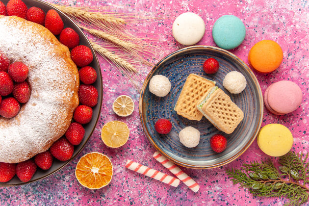 农产品俯视图糖粉派草莓蛋糕 粉色上有华夫饼和麦卡龙早餐健康水果