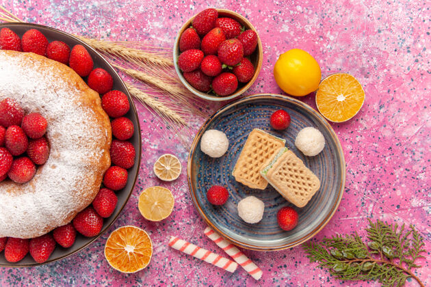 浆果顶视图糖粉派草莓蛋糕与华夫饼上的粉红色食物有机健康