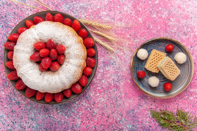 饮食顶视图糖粉派草莓蛋糕和华夫饼粉红色食物美味巧克力