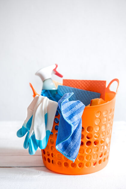 清洁把一套家庭清洁用品放在一个明亮的篮子里保持清洁的方法消毒卫生家庭作业