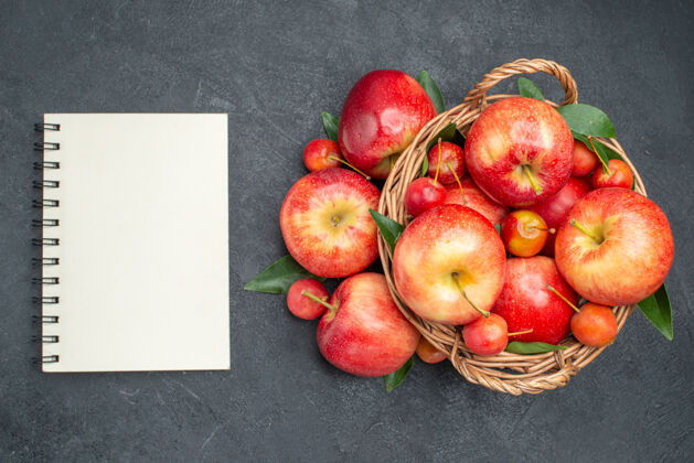 篮子顶部特写查看苹果绳苹果樱桃在篮子笔记本饮食健康食品