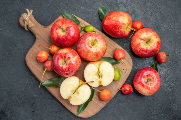 农产品顶部特写查看苹果柑橘类水果樱桃和苹果板旁边的苹果健康食品新鲜