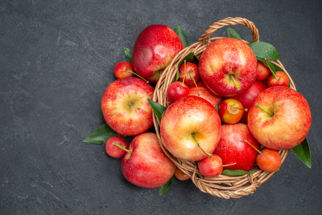 水果顶部特写镜头苹果绳苹果开胃樱桃在篮子里健康多汁饮食