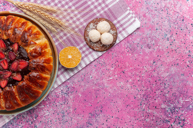 蛋糕俯瞰美味的草莓馅饼圆形水果蛋糕上的粉红色肉桂椰子水果