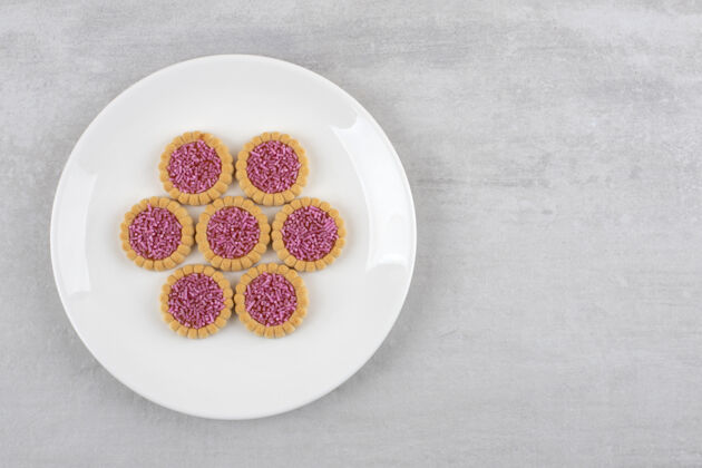 烘焙草莓果冻饼干放在盘子里 放在大理石桌上卡路里草莓饼干