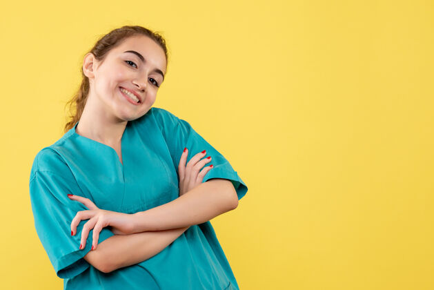 护士黄墙上年轻女医生穿着医用衬衫的正面图医疗健康休闲