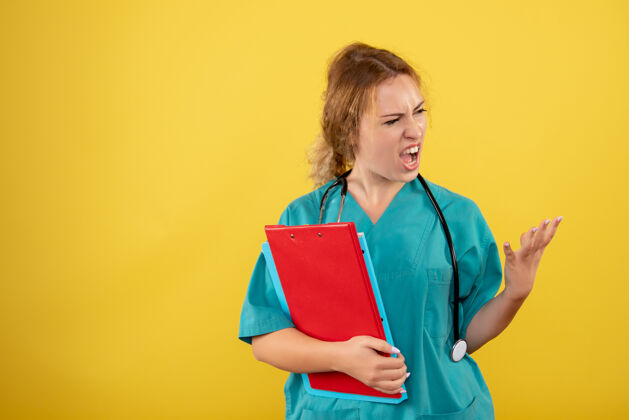 前面黄墙上穿着医疗服拿着不同分析的女医生正面图不同女医生护士
