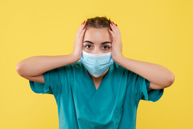 制服正面图女医生穿着医用衬衫和面罩 健康病毒covid-19大流行色制服女人面具医学