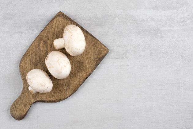 蘑菇蘑菇放在砧板上 大理石桌上全部生的健康