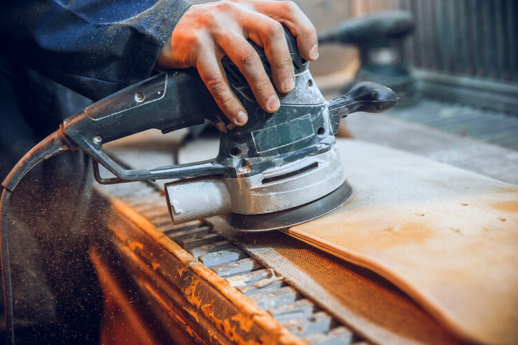 切割使用圆锯切割木板的木匠男工人或手持电动工具的手巧工人的施工详图木材手巧专业