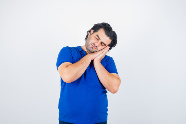 随意成熟的男人 穿着蓝色t恤 靠在手掌上当枕头 看起来很困 正面视图睡眠成熟失眠