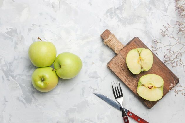 梨在白色背景上俯瞰新鲜的绿色苹果背景美味健康