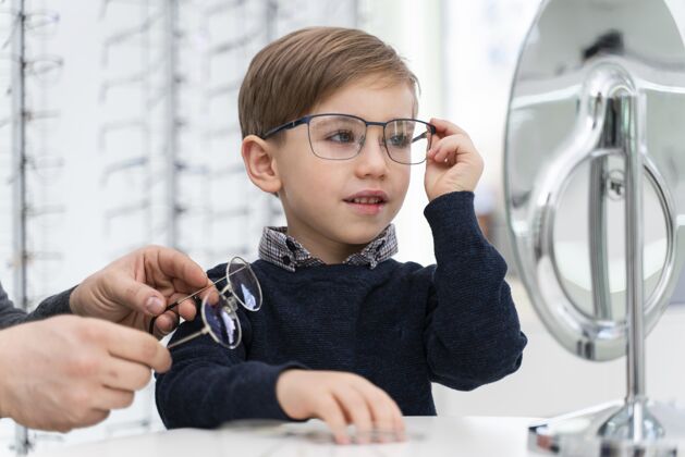 镜子商店里的小男孩在试眼镜视力室内光学