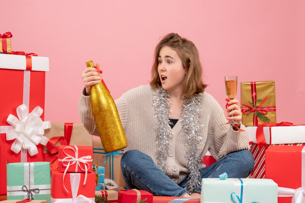 房子正面图年轻女性围坐在圣诞节礼物庆祝香槟成人礼物礼物