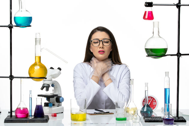 科学前视图穿着白色医疗服的女化学家把自己塞进了白色背景的科学大流行病毒科维德实验室实验室病毒成人