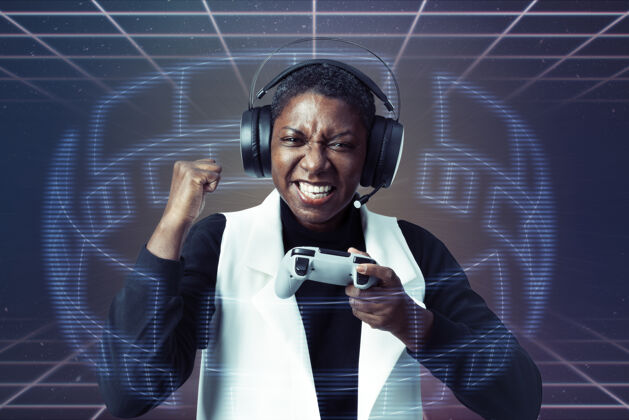 游戏控制戴着虚拟现实耳机玩电子游戏的女人数字非洲快乐
