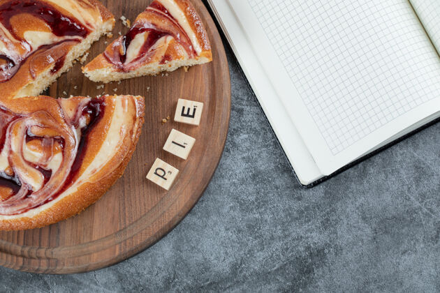 香草木制盘子上的甜饼 周围有字母奶油精致面包房