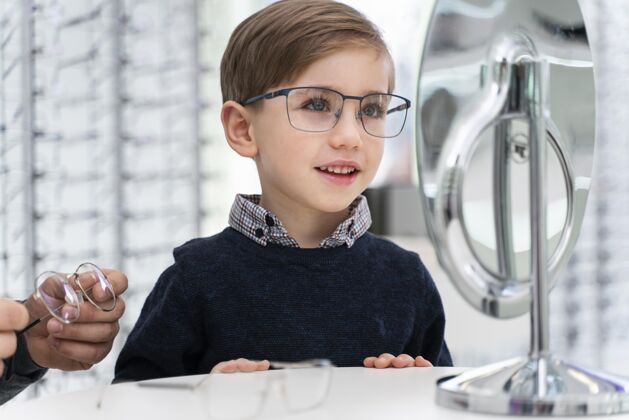 镜子商店里的小男孩在试眼镜眼镜光学室内