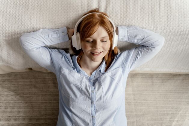 年轻画像女人在家听音乐耳机休闲女人