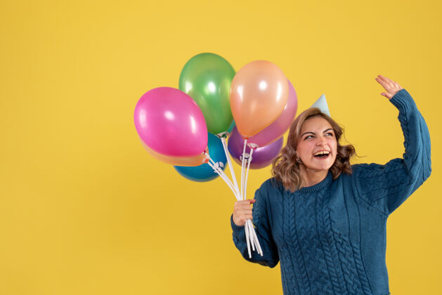 聚会正面图：带着彩色气球的年轻女性气球五颜六色生日