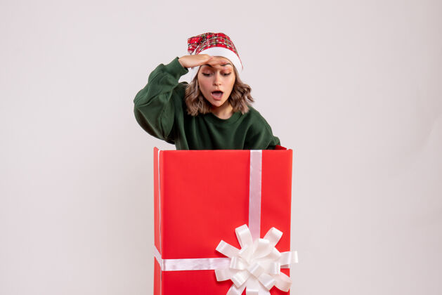 情感正面图红色礼品盒内的年轻女性在看盒子生日礼物