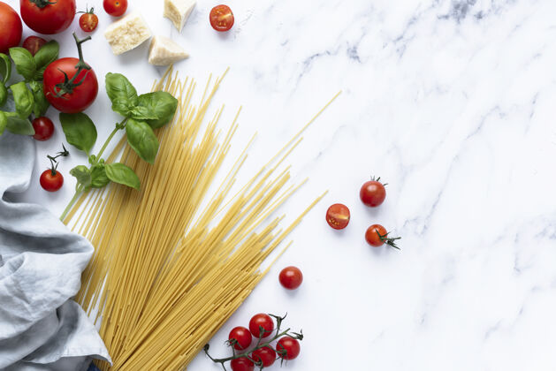 菜单以新鲜原料为背景的意大利面面粉平面传统