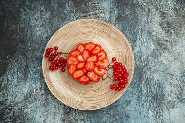 胡椒顶视图美味的草莓蛋糕与红色浆果在黑暗的背景背景新鲜蛋糕