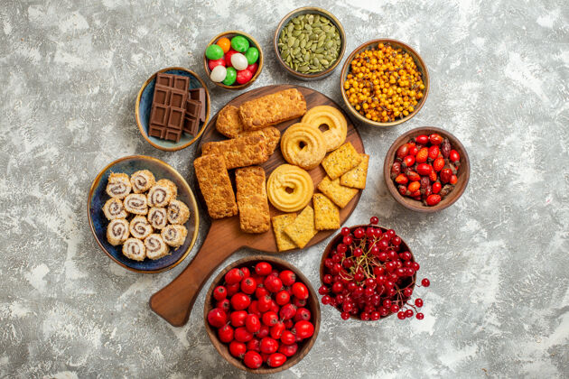 饼干俯瞰美味的蛋糕与饼干和水果的白色背景健康背景胡椒