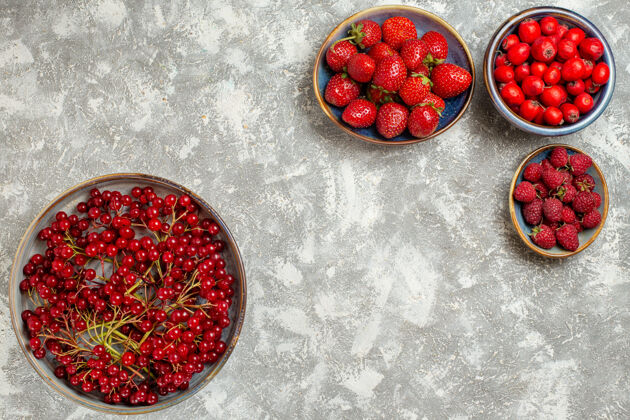 草莓顶视图新鲜浆果内板白色背景多汁新鲜浆果甜点