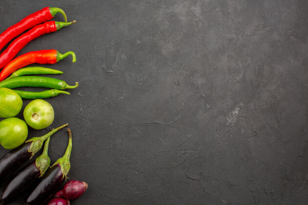 饮食在深灰色背景上俯瞰成熟的新鲜蔬菜黑背景辣椒