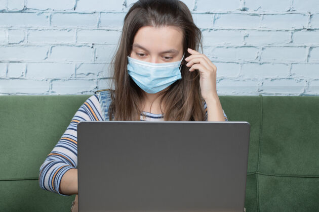 工作在办公室使用笔记本电脑时使用面罩健康细菌女性