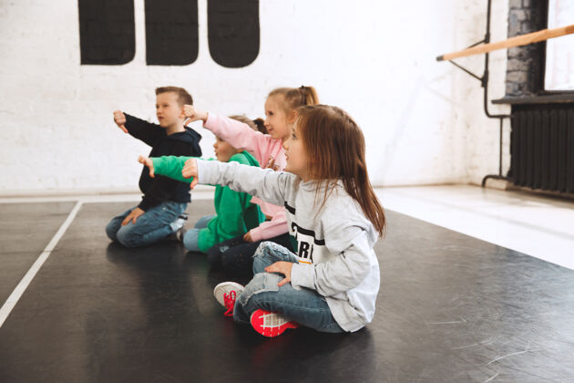 积极孩子们坐在舞蹈学校芭蕾 嘻哈 街头 时髦和现代舞者的概念孩子运动运动